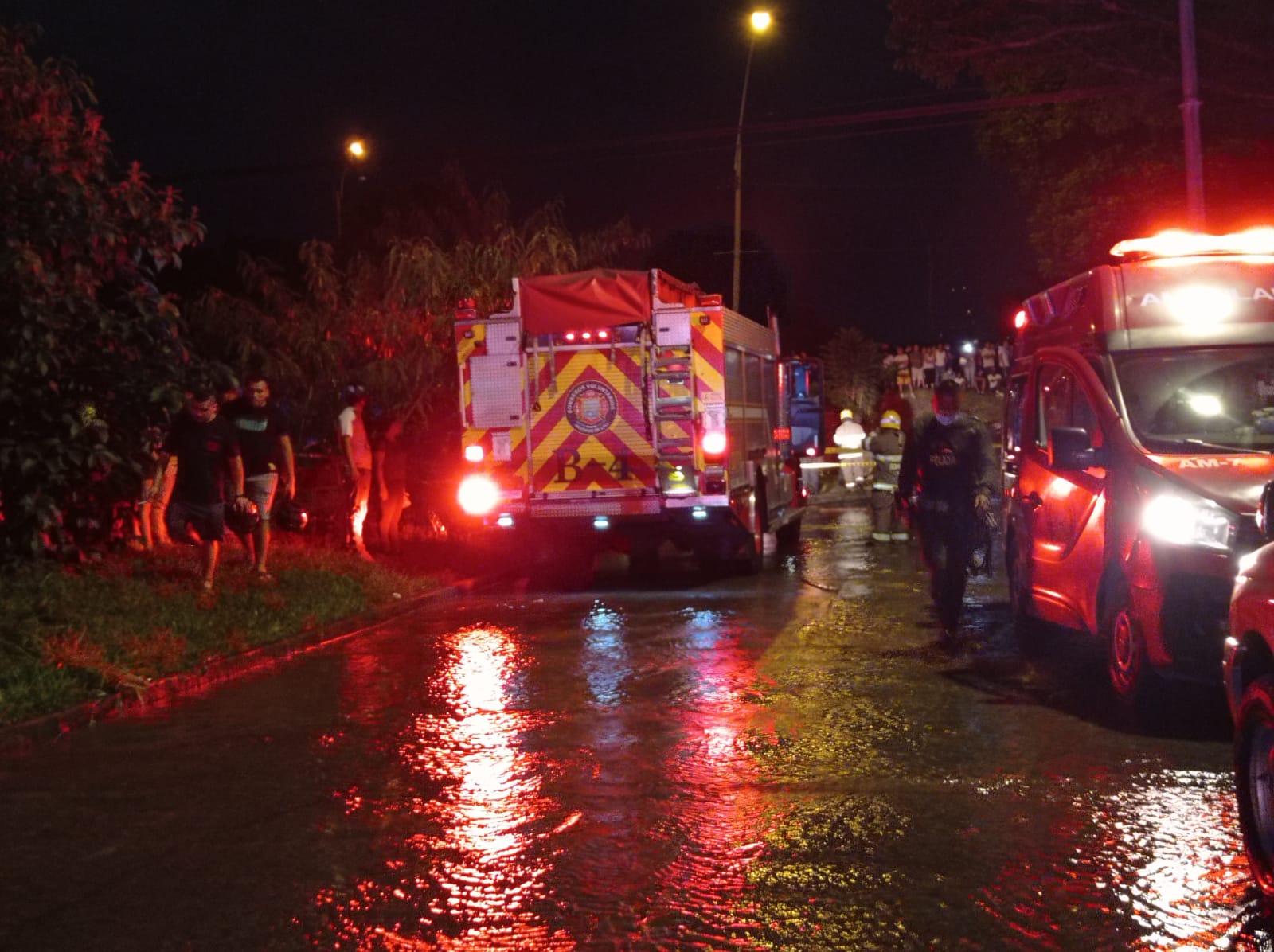 Bomberos atienden emergencia tras atentado terrorista en Cali
