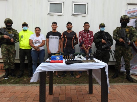 Capturan a tres hombres y una mujer señalados de ser disidentes de las FARC