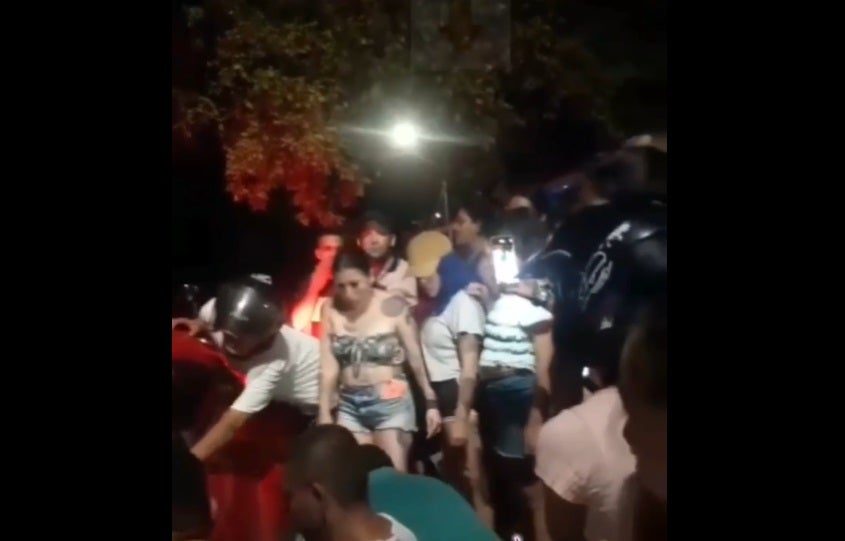 Yina Calderón quedó atrapada en un hueco, al parecer manejaba ebria