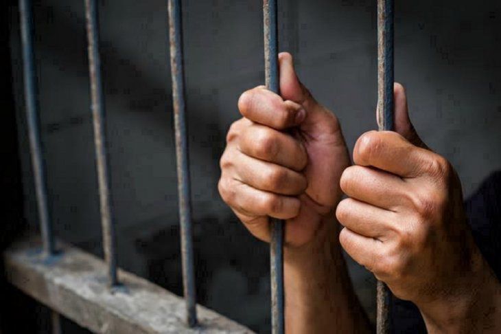 Esta persona fue condenada a 12 años de cárcel por pornografía infantil.