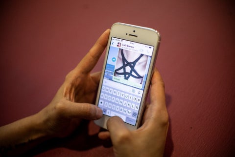 Mujer sujeta celular en la mano