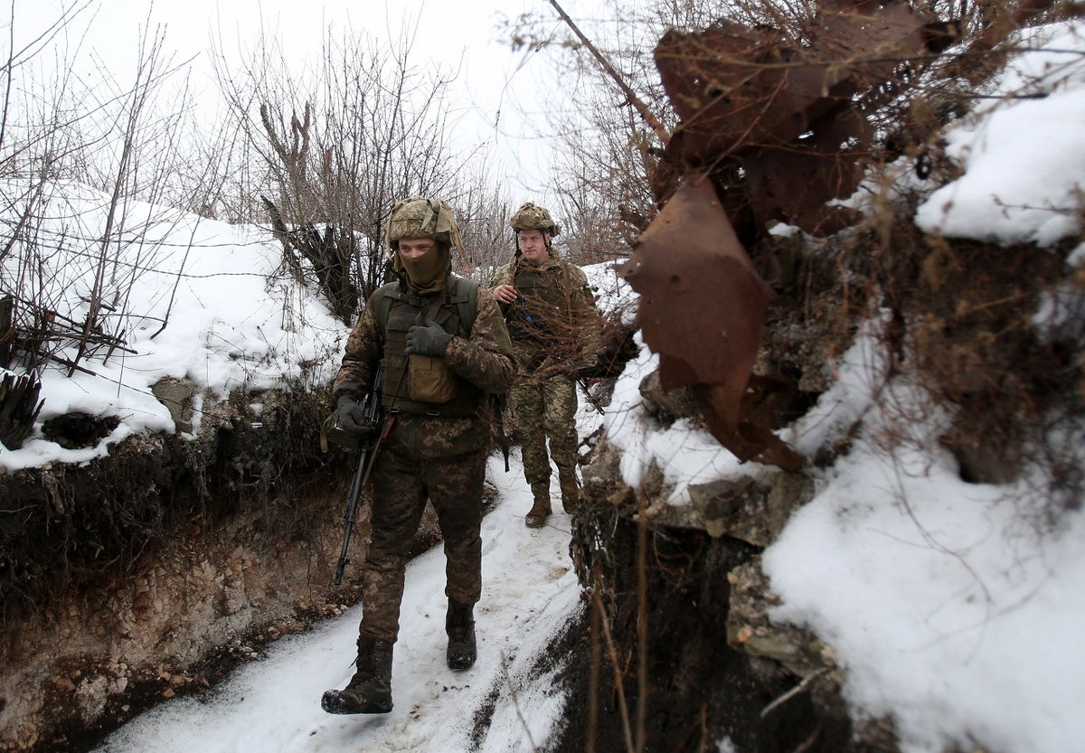 Militares ucranianos caminan por la frontera entre Ucrania y Rusia