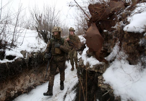 Militares ucranianos caminan por la frontera entre Ucrania y Rusia
