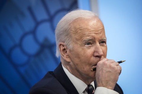 Biden dice que "el mundo hará responsable a Rusia" por el ataque a Ucrania
