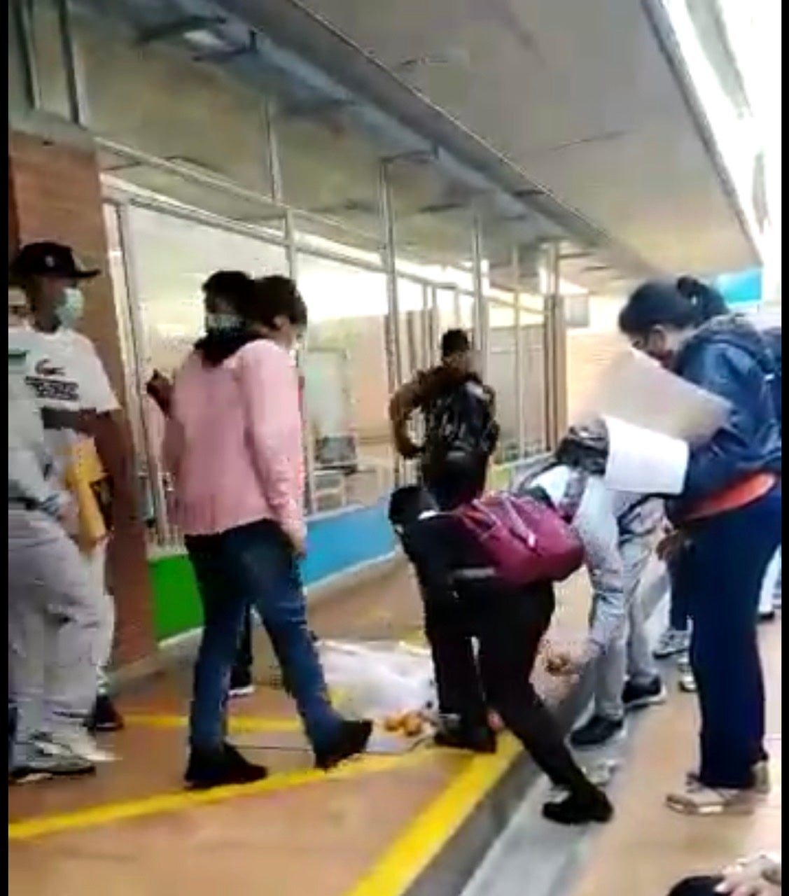 Niños recogiendo sus refrigerios del piso