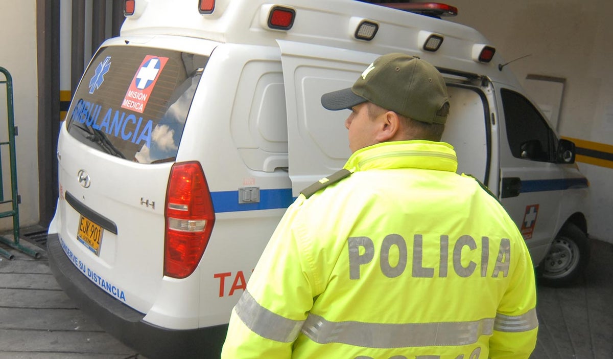 Ambulancia y oficial de Policía