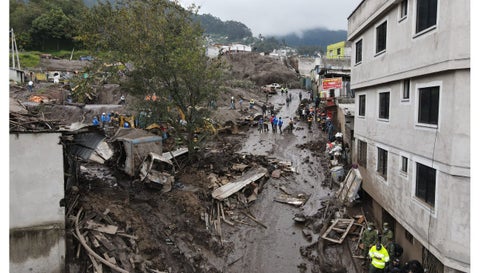 Destrozados carros, viviendas y calles por la avalancha en Ecuador