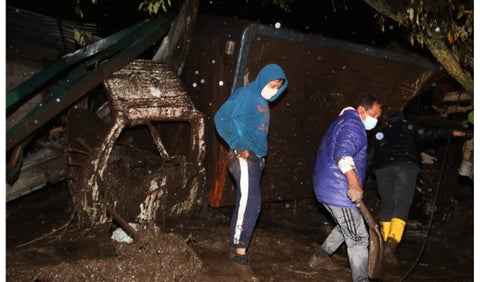 Avalancha en Quito deja 11 muertos y decenas de vehículos dañados