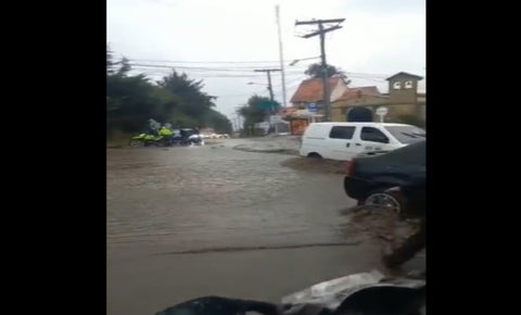 Se desborda quebrada en vía La Calera por fuertes lluvias y causa trancón
