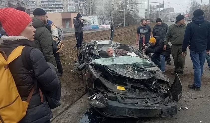 Anciano es aplastado junto con su vehículo por un tanque de guerra de en Kiev