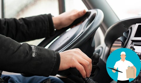 Conductor que trabaja con apps y entrega paquetes