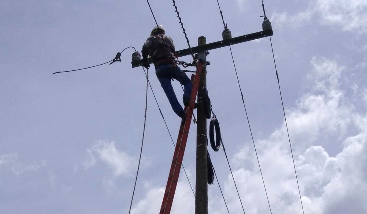 Funcionario realizando un corte de energía