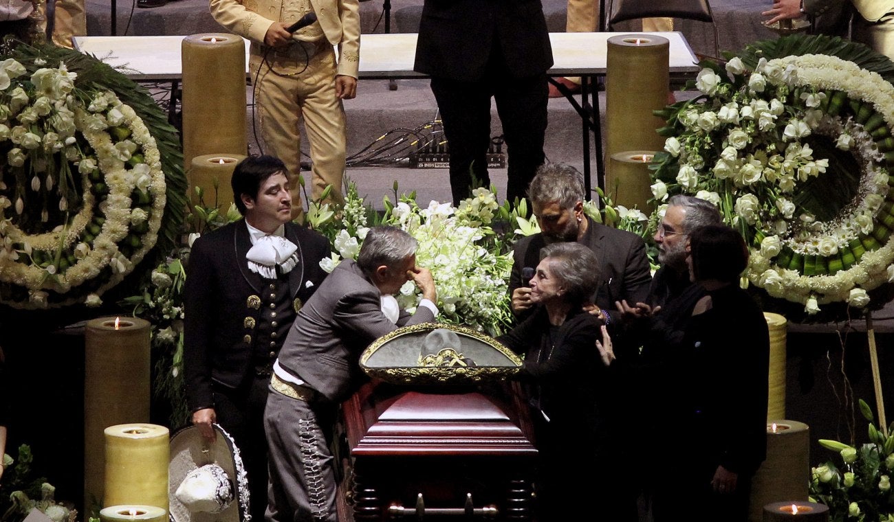 Cuquita en el entierro de Vicente Fernández