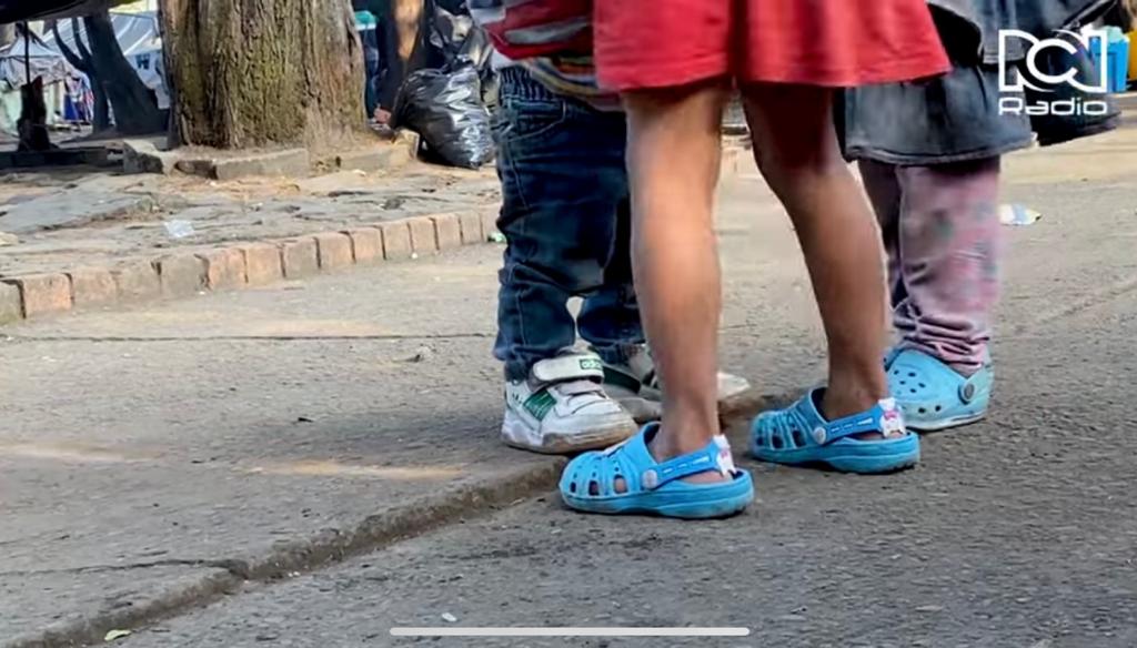 Niños indígenas en el Parque Nacional.