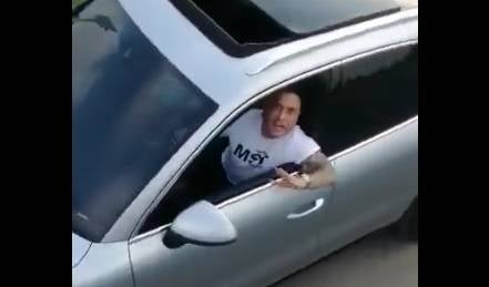 “Arrastrados de mier…”: sujeto que manejaba un Porche arremetió contra conductor de SITP