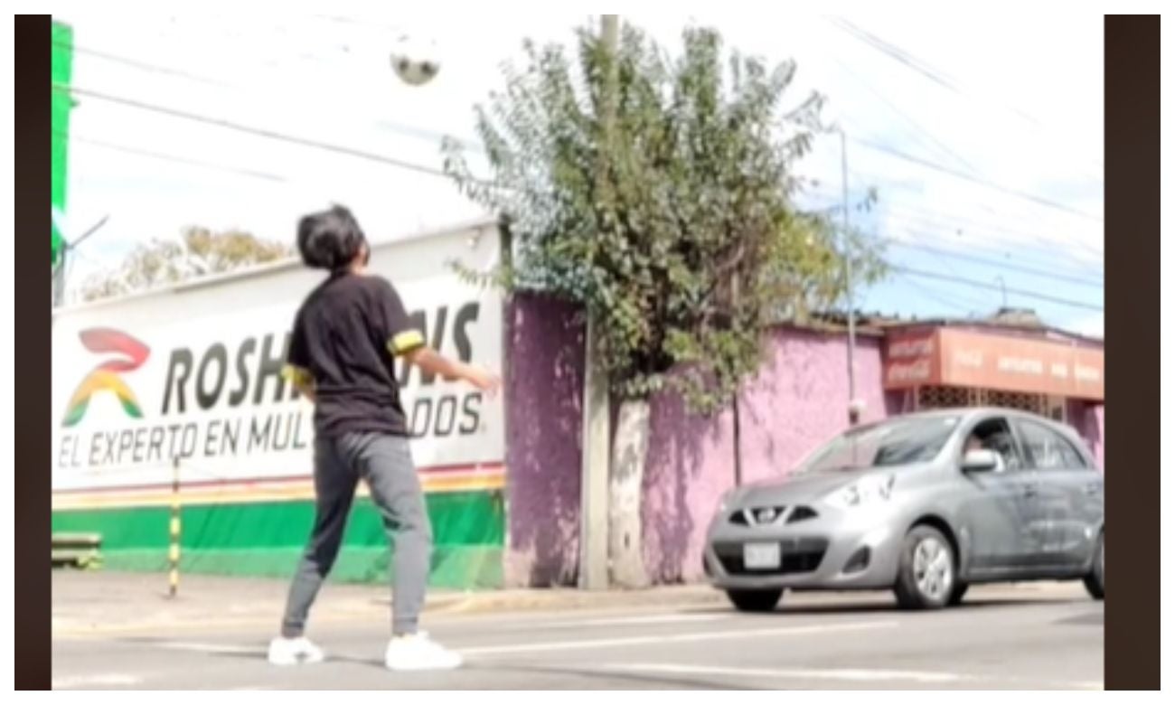 Joven trabaja en semáforo y estudia