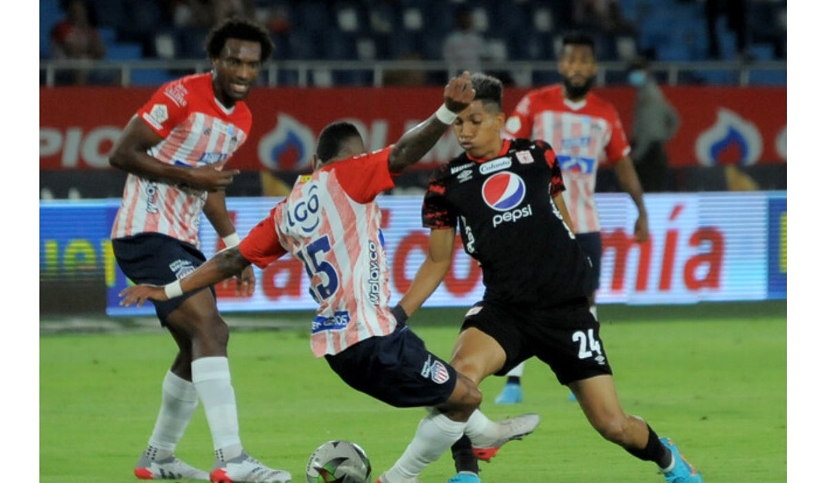 Jugadores de Junior y América se disputan el balón en el Meropolitano