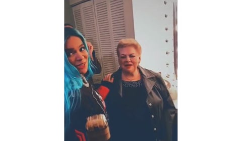 Karol G y Paquita la del Barrio juntas cantan a la rata de dos patas