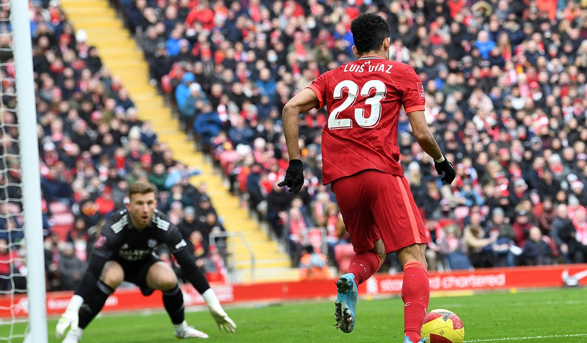 Luiz Díaz jugando con el Liverpool