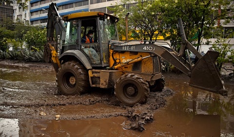Remoción de escombros tras avalancha en Ecuador