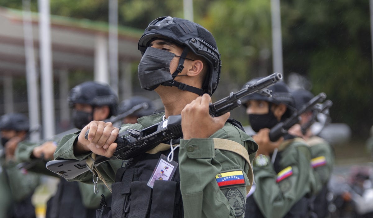 Militares venezolanos reciben armas rusas.
