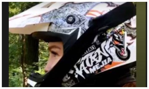 Miss Ucrania con cascos de Tatán Mejía