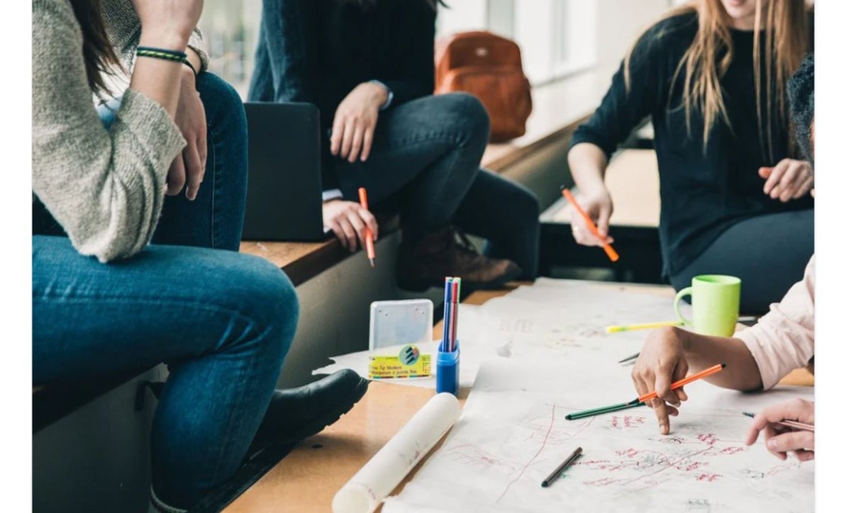 Mujeres emprendedoras: Se abre convocatoria para confección