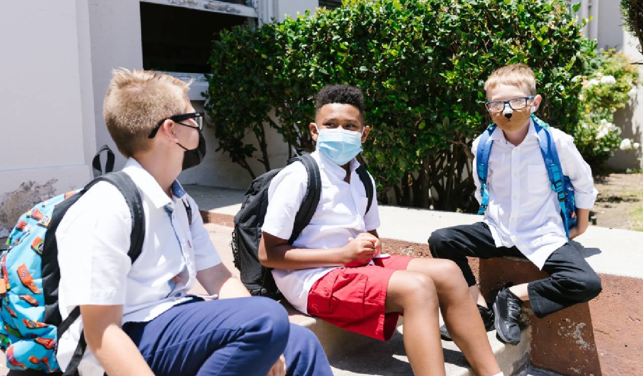 Niños con tapabocas