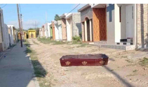 Obrero fue a trabajar al cementerio y halló féretro de su hijo tirado en mitad de la vía