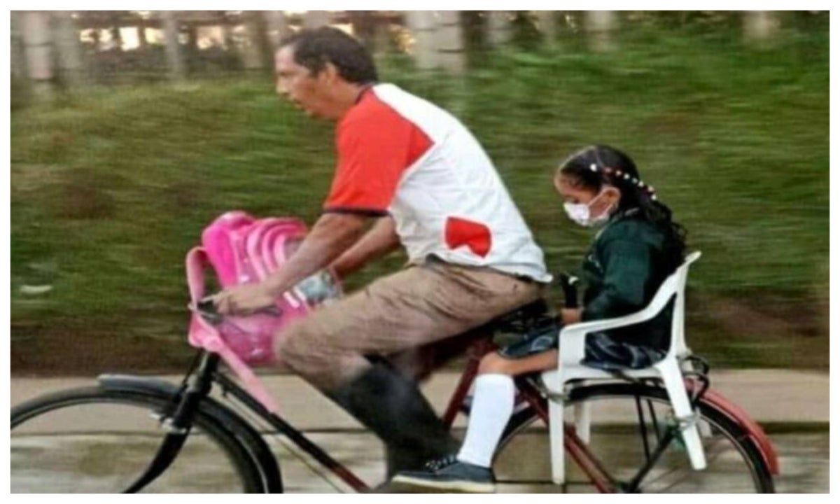 Papá hace silla en una cicla