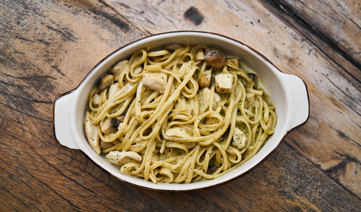 Hombre comió pasta con pollo