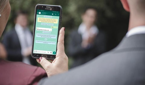 Persona revisando smartphone de su pareja