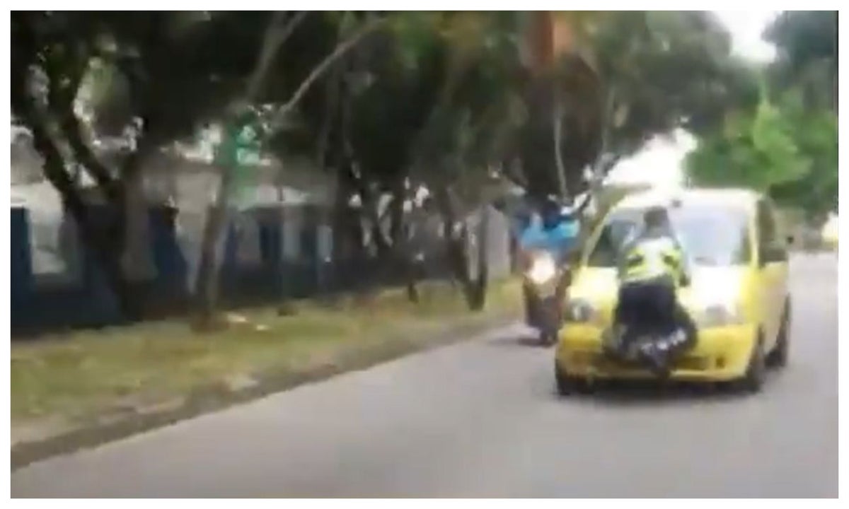 Policía arrastrado en un taxi