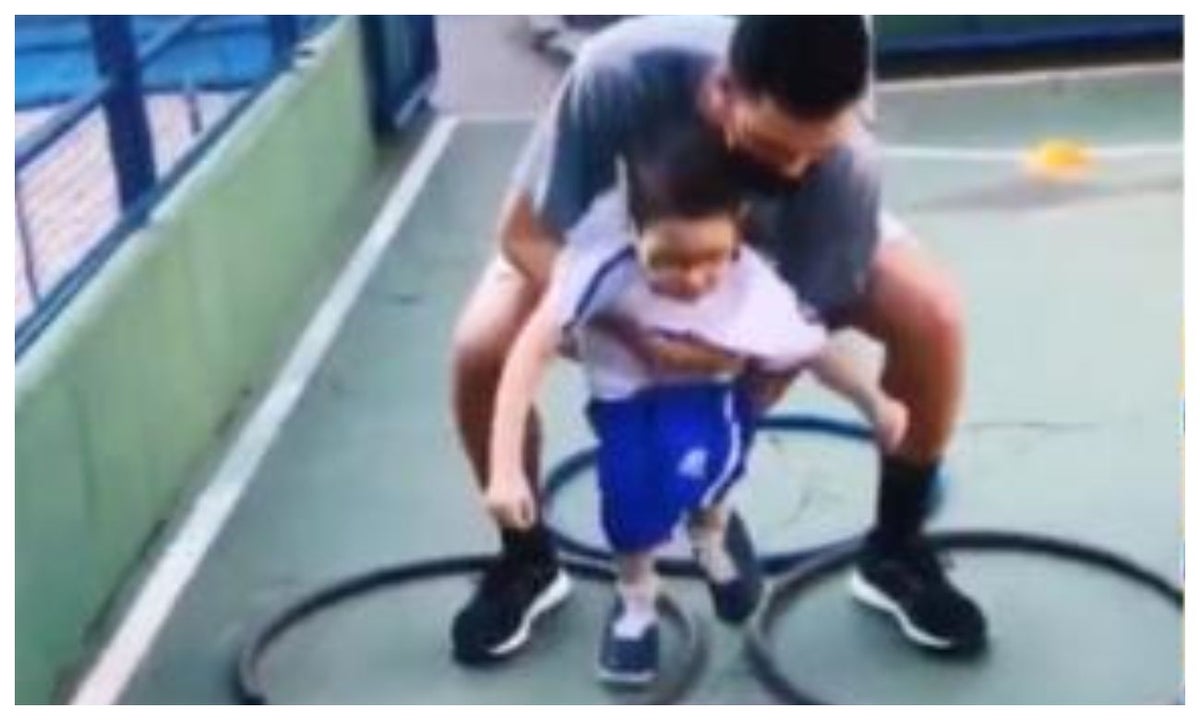 Profesor ayuda a niño discapacitado