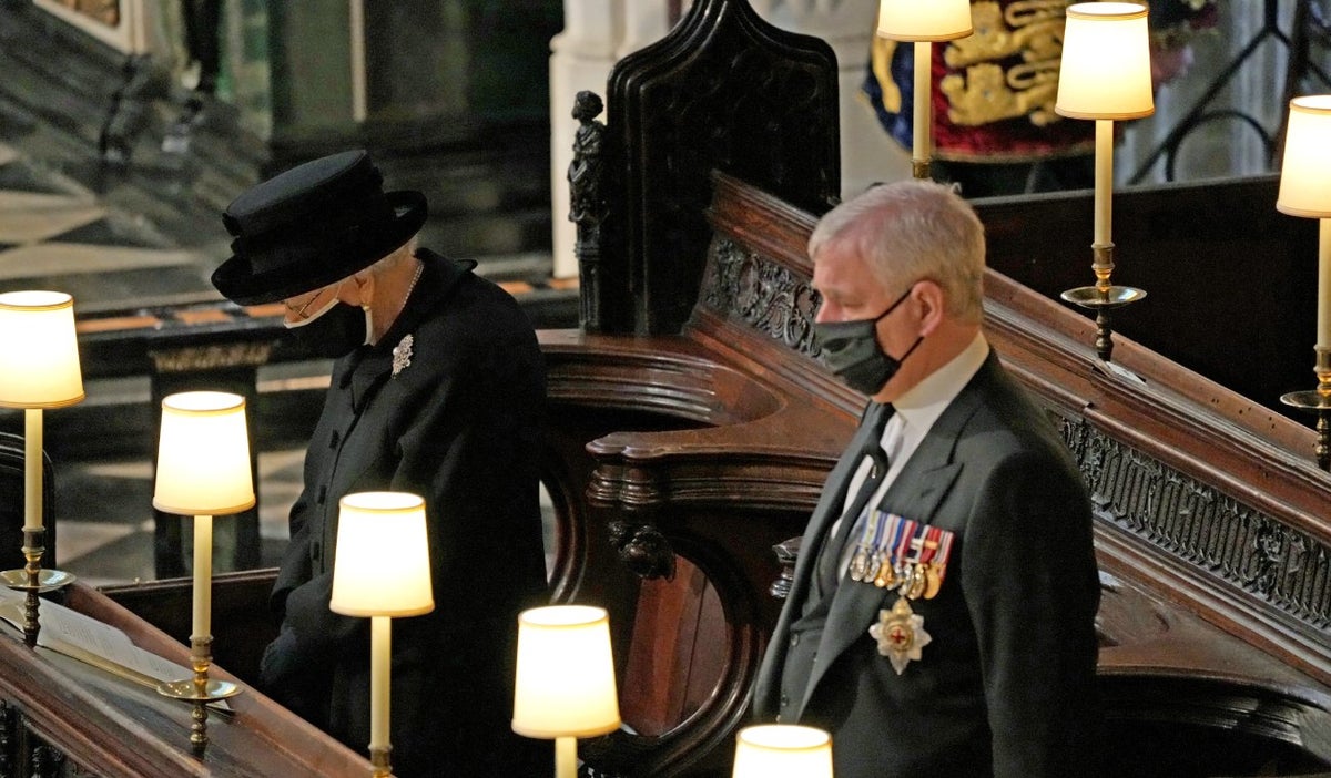 Reina Isabel y el príncipe Andrés asistieron al funeral del príncipe Felipe