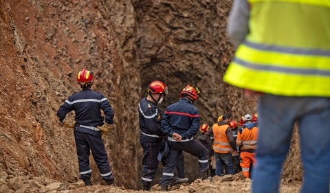 Socorristas marroquíes tratan de rescatar a niño en pozo