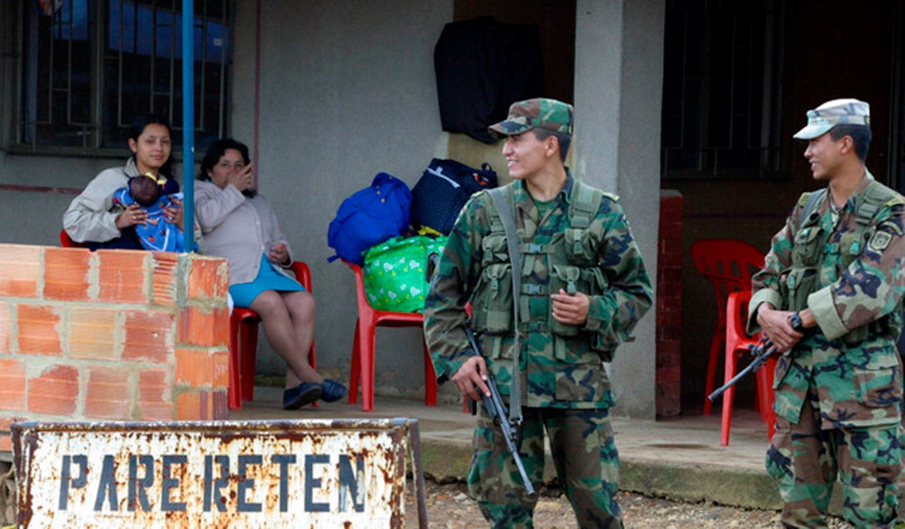 Retén militar en un pueblo de Colombia