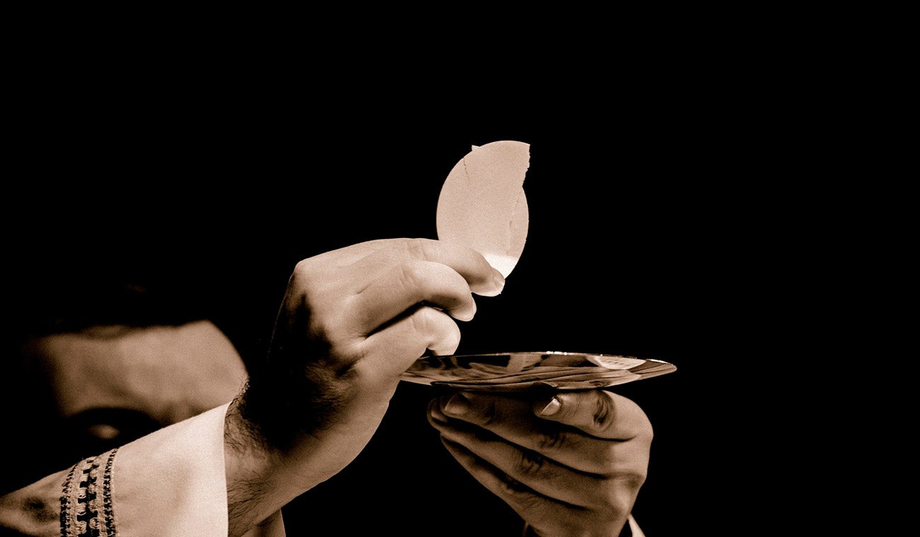 Sacerdote en eucaristía