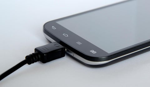 smartphone cargando su batería