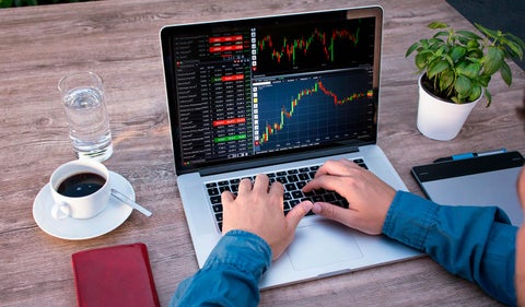 Trader revisando las tendencias del mercado