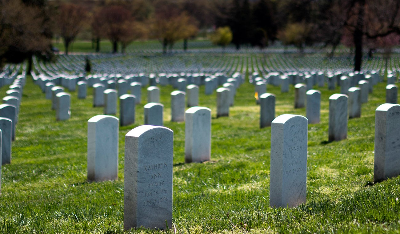 Fila de tumbas en cementerio