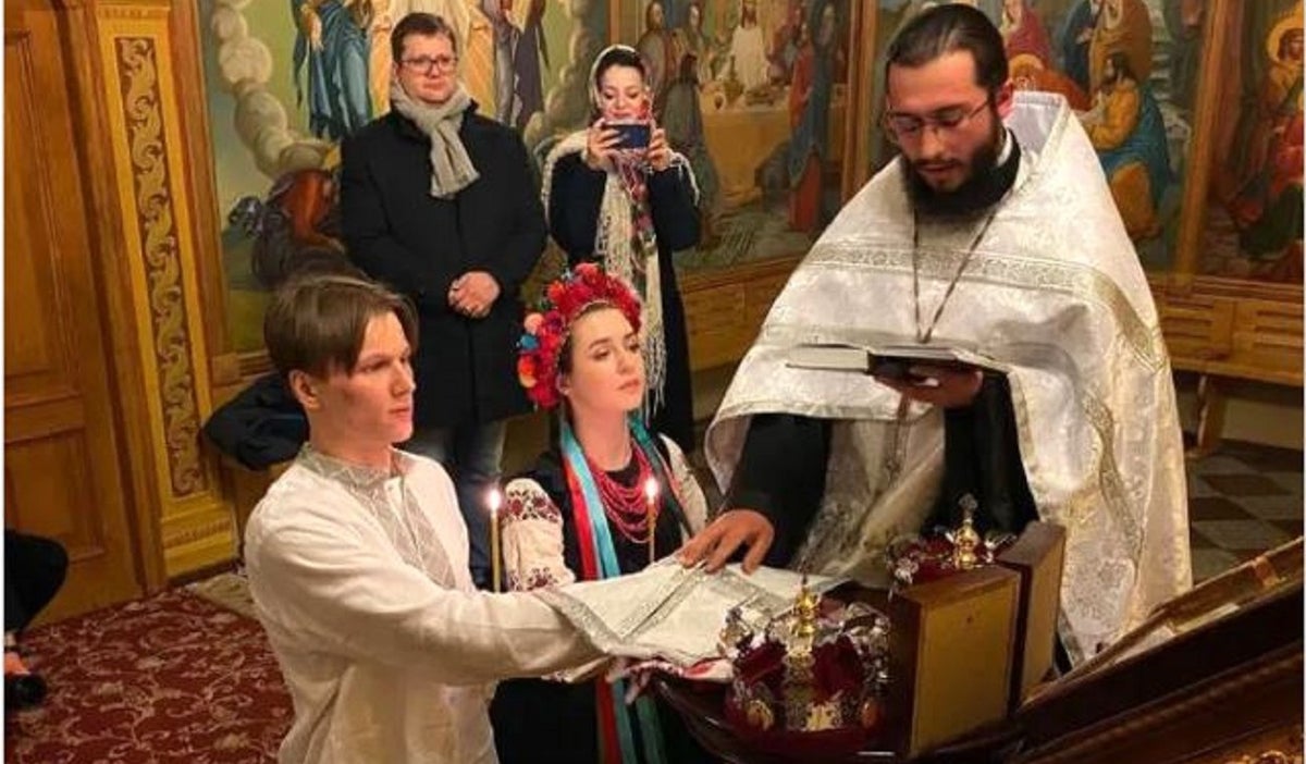 Una pareja ucraniana se casó y al día siguiente se alistaron para defender a su país