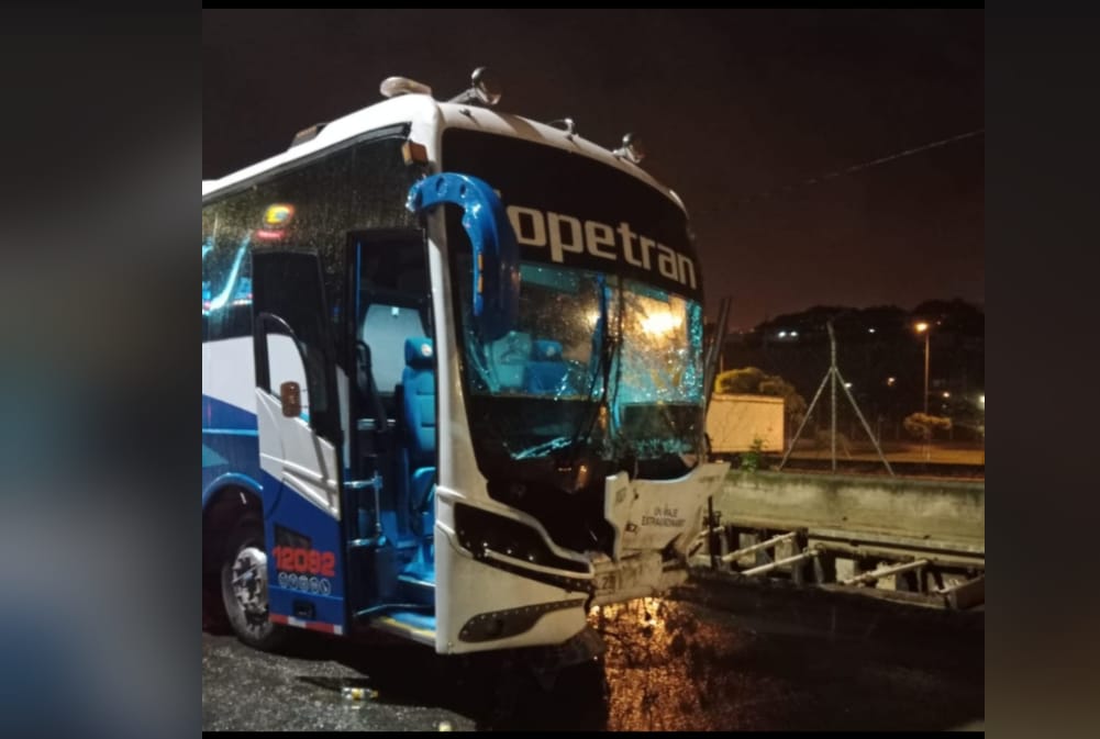 Dos muertos y un herido: grave accidente de un bus en Medellín
