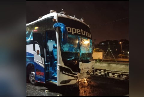 Dos muertos y un herido: grave accidente de un bus en Medellín