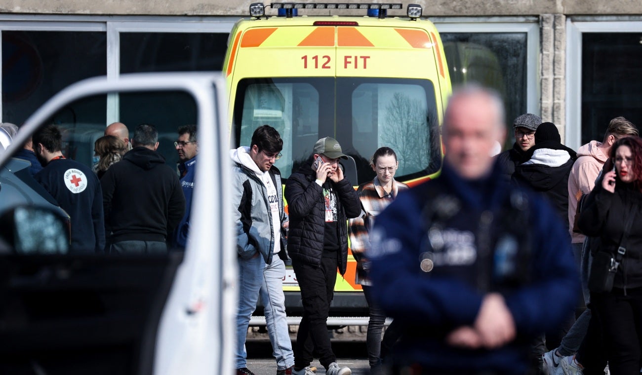 Accidente en Bélgica cuando vehículo arrolló a multitud, personas buscan a sus seres queridos