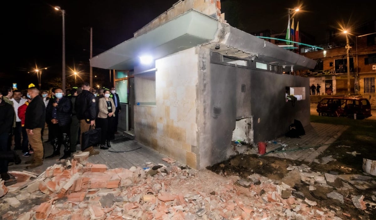Atentado a CAI en Bogotá dejó 11 heridos y un niño muerto.