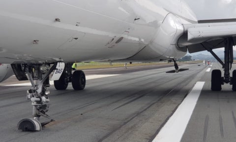 Aterrizaje de emergencia en aeropuerto José María Córdova