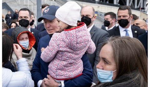 Biden visita a refugiados ucranianos en Polonia.