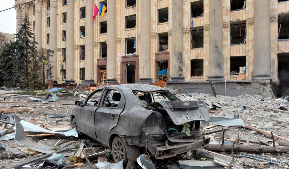 Escombros tras bombardeo ruso en Ucrania