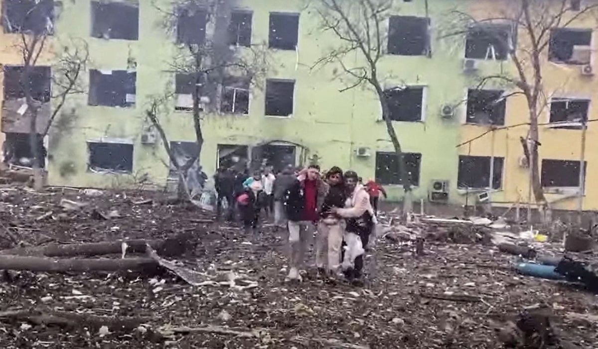 Rusos hacen bombardeo en Mariúpol